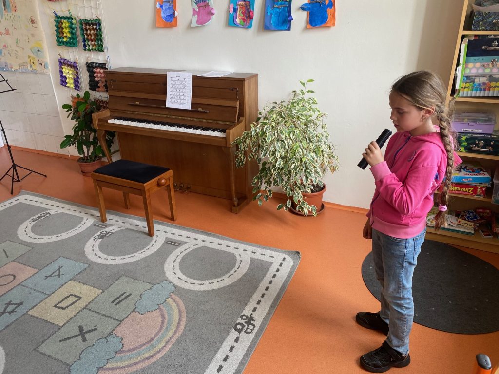 SÓLOVÝ ZPĚV. Nově vyučujeme popový zpěv na mikrofon na hudební podklad.